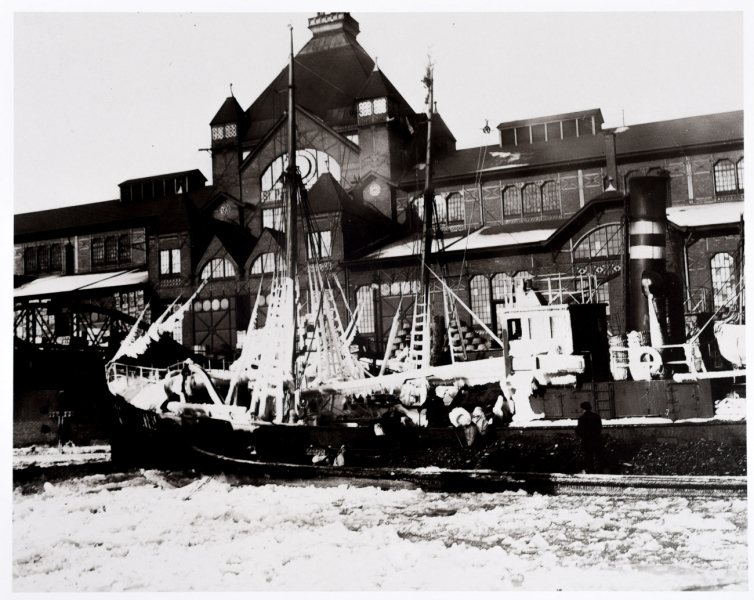 Fishing Boat Unloads 1911