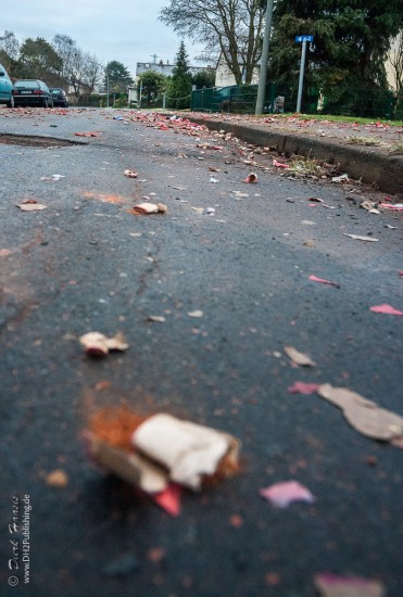 Böllerreste am Neuhjahrsmorgen auf der Strasse