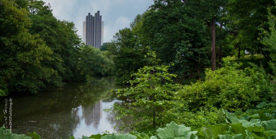 Hamburgs Wallgrabenreste vor dem Hotelhochhaus am Dammtor