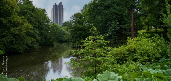 Hamburgs Wallgrabenreste vor dem Hotelhochhaus am Dammtor