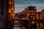 Das Wasserschlösschen, die Speicherstadt und die Elbphilharmonie bei Nacht