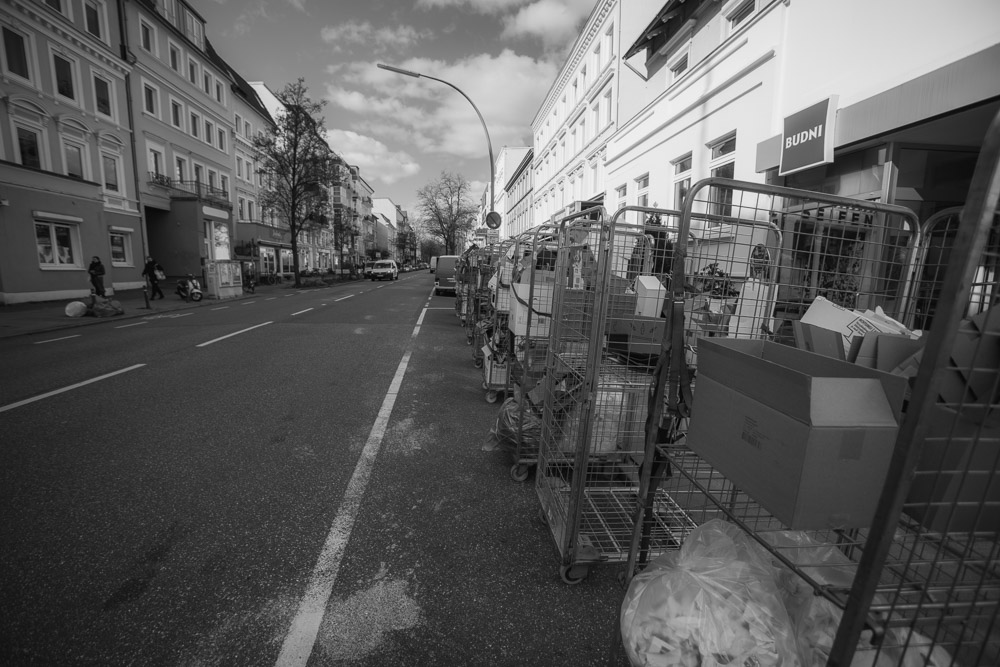 Müggenkampstrasse mit Müllrollwagen eines Drogeriemarktes